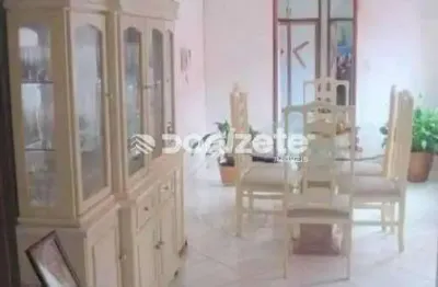 Sobrado Residencial com 3 Quartos, 3 Vagas e Piscina em Vila Guiomar – Financiamento Aceito