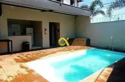 Casa com piscina, churrasqueira e ampla área de lazer próxima à avenida rio das pedras!