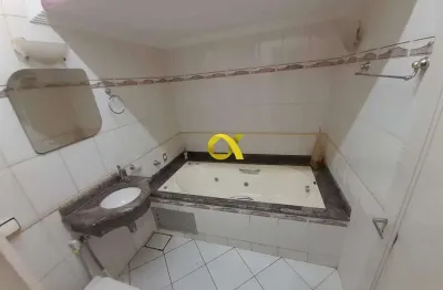 Casa comercial, 2 andares, diversas salas; localização de destaque no centro, ideal para estética.