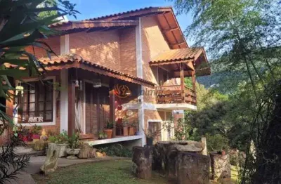 Imperdível: casa à venda em monte verde-mg, com 4 quartos, 2 suítes, 3 salas e 4 vagas de garagem!