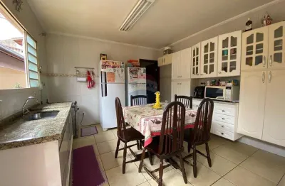 Casa a venda no jardim são lourenço com 3 dormitórios, sendo 1 suíte com varanda