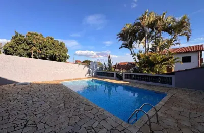 Casa à venda na zona sul de bragança pta - sp com 3 quartos (1 suite), piscina, jardim, área gourmet