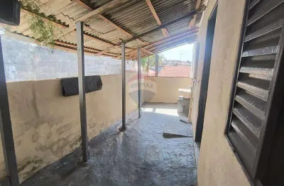 Casa pequena com 1 quarto  r$ 1.400,00 para alugar.