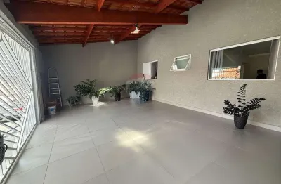 Casa à Venda na Vila Santa Libânia em Bragança Paulista - SP: Moderna e Bem Localizada.