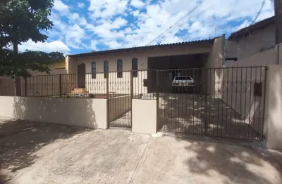 Casa com 3 quartos para alugar na Rua Marquês de Valença, Jardim Presidente, Londrina