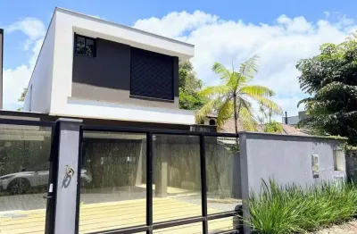 Sobrado geminado em rua calma  próximo ao centro, bairro saguaçú.