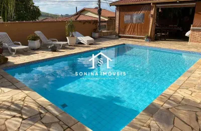 Linda e confortável casa de esquina com piscina 3 quartos