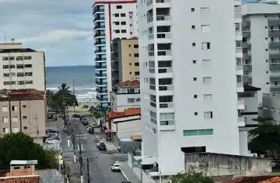 Apartamento reformado na vila tupi com 02 dormitórios e churrasqueira na sacada