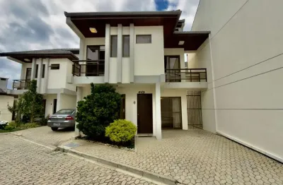 Casa em condomínio fechado com 3 quartos à venda na Rua General Polli Coelho, 277, Tarumã, Curitiba por R$ 750.000