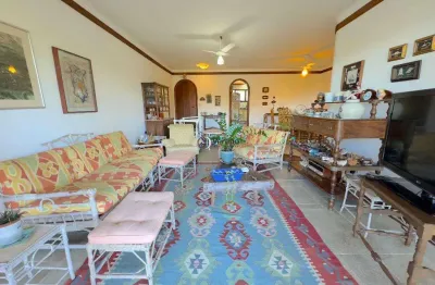 Apartamento na enseada com 3 quartos (sendo 1 suíte), 2 vagas, proximo da praia