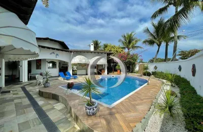Casa ampla com piscina, campo de futebol, próximo a praia.