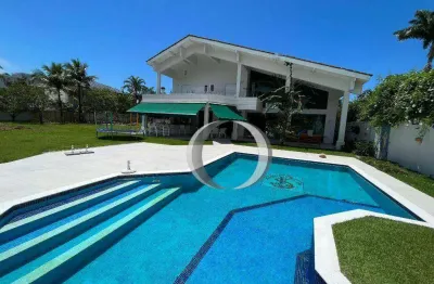 Casa em guaruja emm condominio fechado 5 quartos sendo todos suites com area de lazer completo ,frente praça