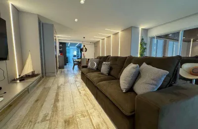 Apartamento totalmente reformado e decorado, com lazer estilo clube e 4 vagas de garagem