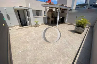 Cobertura pnthouse com 2 quartos sendo 1 suíte, churrasqueira privativa e solarium, localizada na praia da enseada
