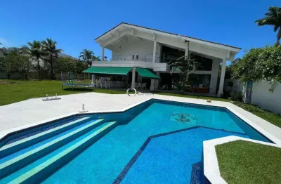 Casa em guaruja emm condominio fechado 5 quartos sendo todos suites com area de lazer completo ,frente praça