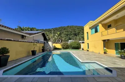 Casa a venda em condominio fechado alto padrão  com 5 quartos (3 suítes), piscina e espaço gourmet