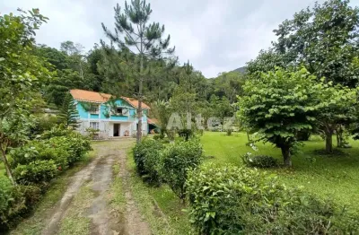 Sítio c/ 3.900 m2, casa 3 quartos, piscina, sauna, lago, nascente, montanhas, teresópolis, rj