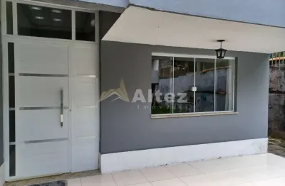Casa duplex, 3 quartos (1 suíte),  quintal c/ jardim plano, teresópolis, rj