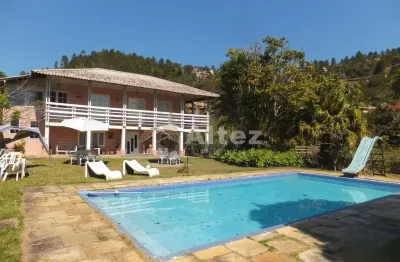 Casa 5 suítes, terreno c/ 2350 m2, quintal e jardim plano, piscina, sauna, albuquerque, teresópolis, rj