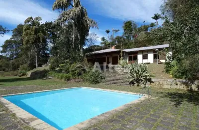Chácara c/ 4.500 m2 e casa de 5 quartos (1 suíte), piscina e lazer, teresópolis, rj