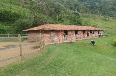 Sítio com 145.000 m2, 2 casas, 5 nascentes, pista, 13 baias, nadador - prates, teresópolis