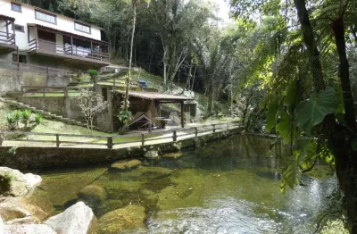 Sítio com cachoeira e piscina natural, 6 suítes, albuquerque, teresópolis, rj