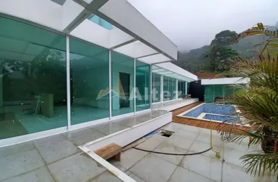 Casa de alto padrão, 3 suítes, piscina, hidro, área gourmet, parque do ingá, teresópolis
