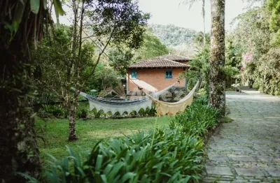 Sítio com cachoeira e piscina natural, 6 suítes, albuquerque, teresópolis, rj