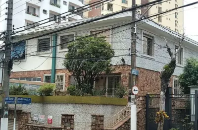 Sobrado à venda de 220m², com 4 dormitórios. 2 suítes e 2 vagas de garagem. Santana.