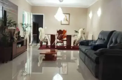Sobrado na parada inglesa com 3 suítes, 4 vagas de garagem e piscina, próximo ao metrô.
