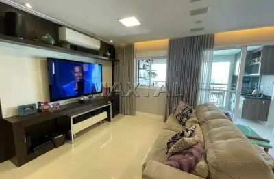 Apartamento à venda, com 3 dormitórios, 1 suíte, varanda e 3 vagas de garagem.