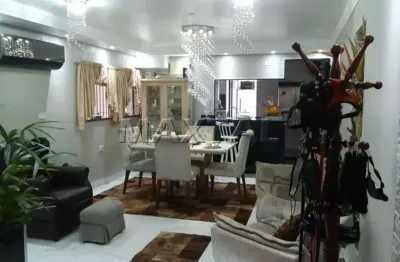 Casa espaçosa à venda com 3 quartos, sendo 1 suíte, e 5 banheiros no total.