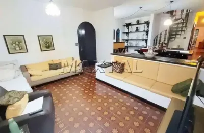 Sobrado de 217m², 3 suítes, 1 banheiro social, 2 vagas de garagem na casa verde.