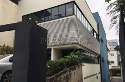 Prédio comercial com 868m², 2 andares, 9 banheiros, 20 vagas de garagem na vila ester.