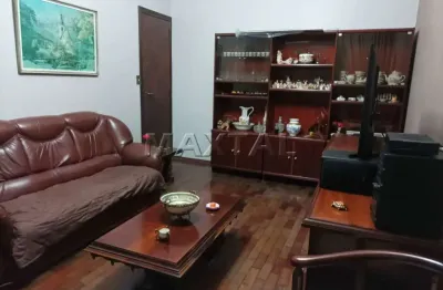 Casa no jardim novo mundo com 255m², com 3 dormitórios ,1 suíte, 3 banheiros e 3 vagas.