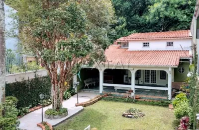 Sobrado à venda no horto florestal, com 5 dormitórios, sendo 2 suítes e 3 vagas.