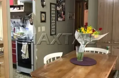 Apartamento com 2 dormitórios, sala, cozinha, varanda, 1 vaga de garagem, na casa verde.