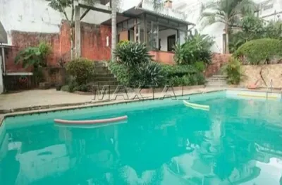 Casa térrea com piscina no tremembé, com 3 dormitórios, sala 2 ambientes, lareira e quintal.