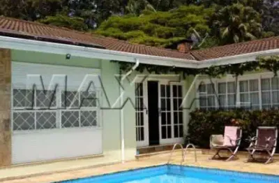 Casa de alto padrão mobiliada, com 3 quartos, suíte, closet, piscina e lazer, no horto florestal.
