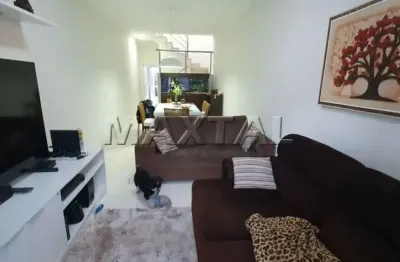 Sobrado com 155m², 3 suítes, 5 banheiros, 2 salas, 2 vagas e churrasqueira, próximo a av. do guacá.