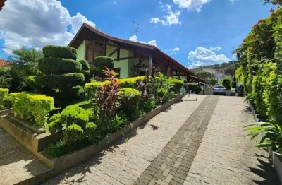 Casa térrea com 410m² com 3 dormitórios e 6 vagas, churrasqueira, piscina com hidro, e quadra.