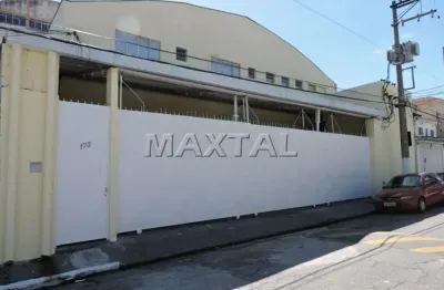 Galpão comercial na região da zona norte com 884m², com 6 banheiros e 4 vagas.