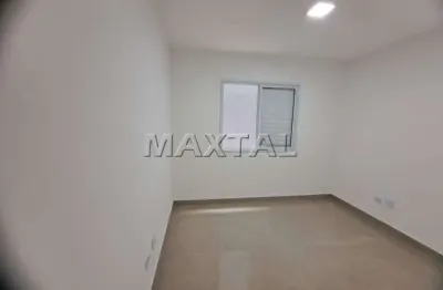 Apartamento com um dormitório, sala, cozinha , banheiro e claraboia.