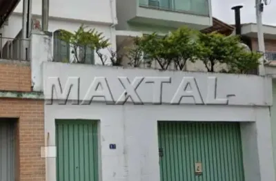 Casa com dois quartos, sala para dois ambientes, dois banheiros, cozinha, edícula e vaga.