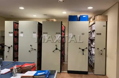Conjunto comercial totalmente mobiliado, com escritórios completos, ar, 3 vagas e computadores.