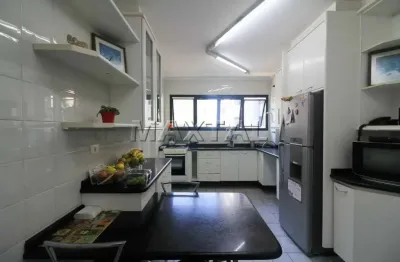 Apartamento de127 m², com 3  dormitórios,  uma suíte e 3 vagas de garagem.