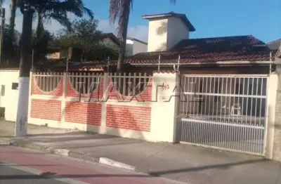 Casa à venda em bertioga na rua oswaldo cruz,  à 700 metros da praia,  com 3 suítes e 4 vagas.