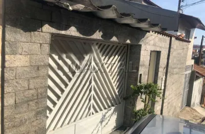 Terreno na parada inglesa com 3 casas com 1 dormitório, 1 sala, 1 cozinha e 3 vagas.