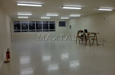 Sala comercial, 147m², em zona comercial da rua voluntários da pátria, salão amplo, 2 banheiros.