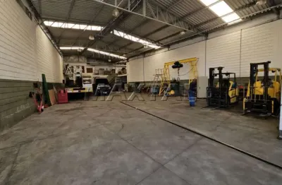 Galpão 500m², pé direito alto, escritório, depósito e fica próximo a rodovia presidente dutra